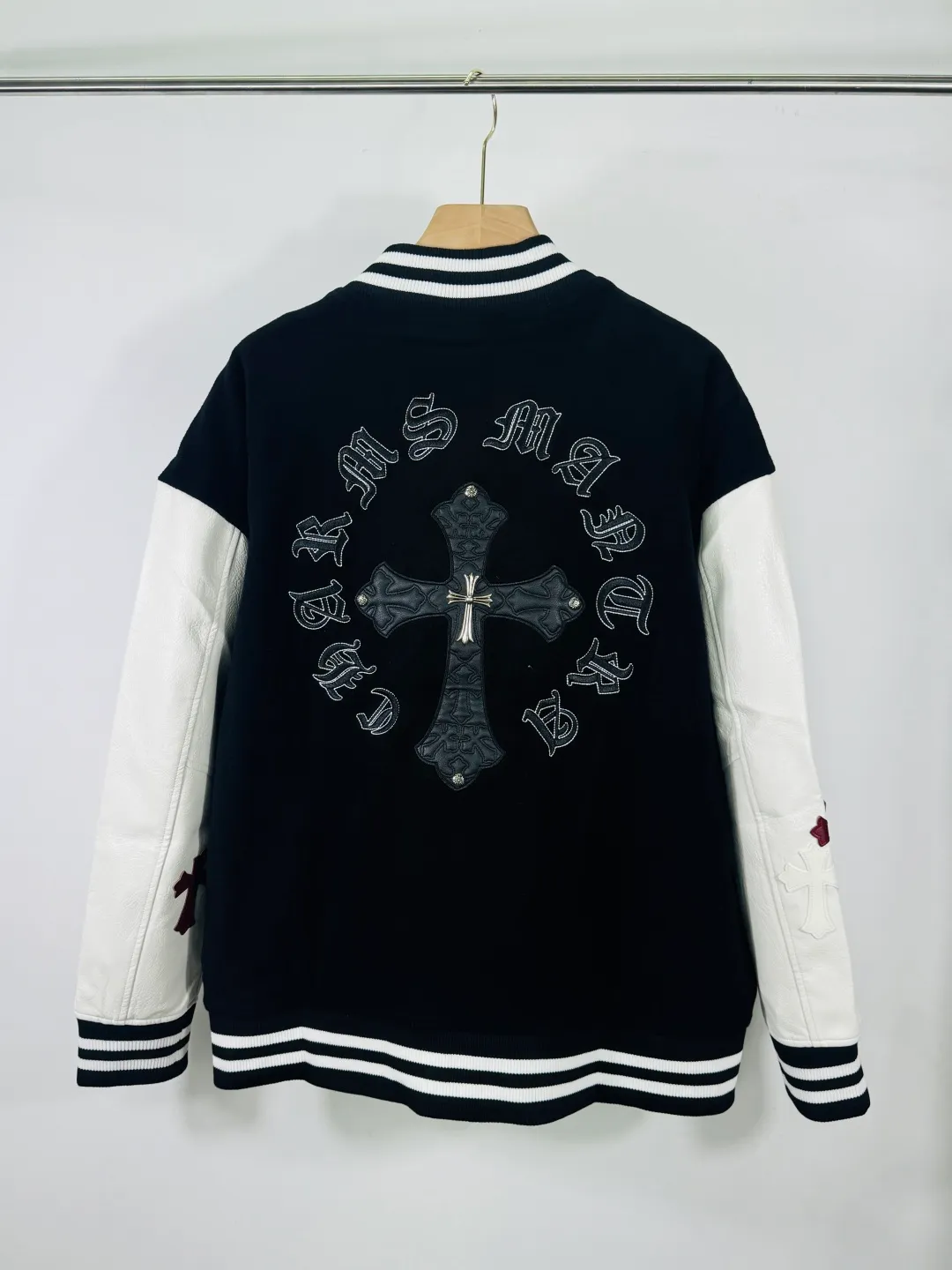 P520 top version 🐮 Real shot without P, ​​different from market products] Chrome Hearts 🍁Winter clothing is coming🍁 Sanskrit cross woolen leather sleeves spliced ​​baseball embroidered cotton jacket, heavy embroidery ➕ both sleeves and whole leather, counter synchronization, heavy industry! ! Customized version of thickened woolen fabric, silk lining, customized version of hardware, not the ordinary version on the market! ! Recommended color: wool with leather Code numbers: S, M, L, XL